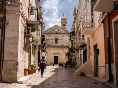 Giriamo quindi a destra in via Chiesa Madre, in fondo alla quale appare l'imponente sagoma della chiesa principale del quartiere, dedicata a San Nicola di Bari ed eretta nel 1706 al posto di una cappella crollata